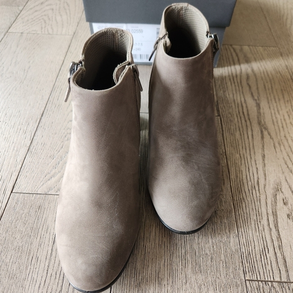 Size 7 -7.5 ECCO Shape M 35 Women's Tan Grey Zipper Ankle Boots Steampunk Witchy - Picture 3 of 9